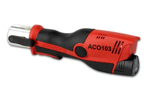 Akku-Presswerkzeug von Roth mit ergonomischem Design, schwarzem und rotem Gehäuse, und einer metallischen Pressstelle an der Vorderseite.